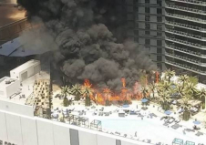 INCENDIE IMPRESSIONNANT À LA PISCINE DE L’HÔTEL THE COSMOPOLITAN DE LAS VEGAS.jpg